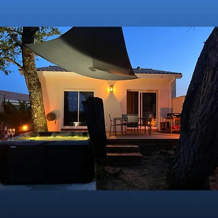 Casa vacanze Complexe 10 Personnes Piscine Chauffee Privee Et Jacuzzi Cussac-Fort-Medoc